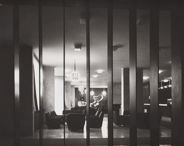 Jiří Petřivý, Rajmund Müller – Liečebný ústav Smaragd v Dudinciach. Interiér haly s intarziou 