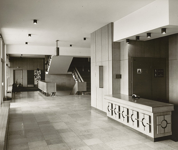 Ferdinand Konček, Iľja Skoček, Ľubomír Titl, Milanka Lukić, Rajmund Müller – Podniky zahraničného obchodu. Vstupná hala so schodišťom 