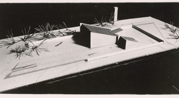 Ferdinand Milučký – Krematórium a urnový háj v Bratislave. Model variantu so šikmou strechou. 