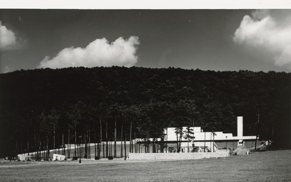 Ferdinand Milučký – Krematórium a urnový háj v Bratislave. Vstupný pohľad. 