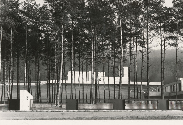 Ferdinand Milučký – Krematórium a urnový háj v Bratislave. Vstupný pohľad. 