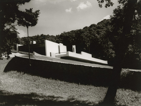 Ferdinand Milučký – Krematórium a urnový háj v Bratislave. Obradná budova. 