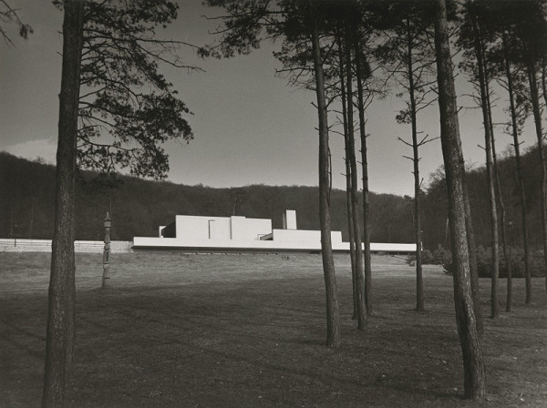 Ferdinand Milučký – Krematórium a urnový háj v Bratislave. Obradná budova. 