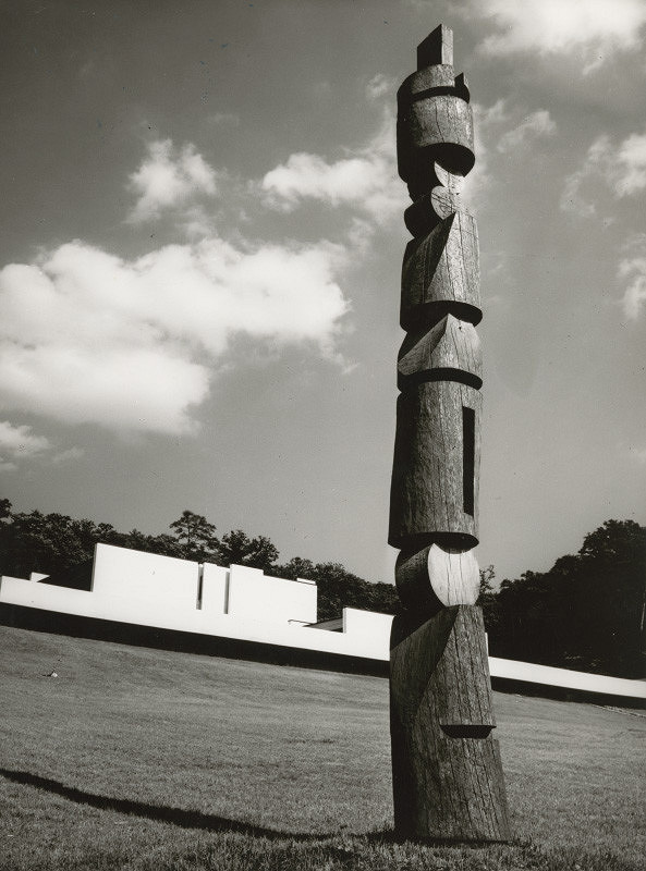 Ferdinand Milučký, Vladimír Kompánek – Krematórium a urnový háj v Bratislave. Drevená skulpúra a budova. 
