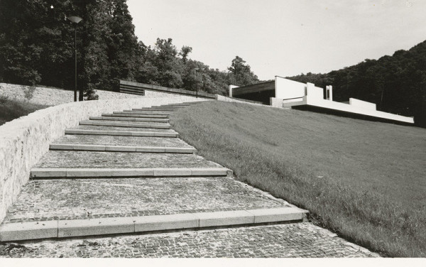 Ferdinand Milučký, M. Mihalovič – Krematórium a urnový háj v Bratislave. Hlavný nástup a schodisko. 