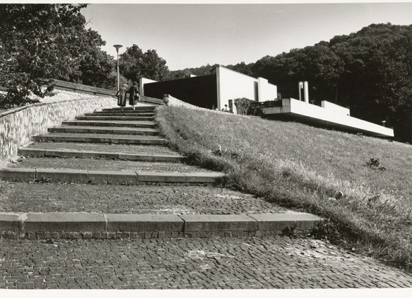 Ferdinand Milučký – Krematórium a urnový háj v Bratislave. Hlavný nástup a schodisko. 