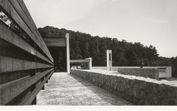 Ferdinand Milučký – Krematórium a urnový háj v Bratislave. Severná terasa. 