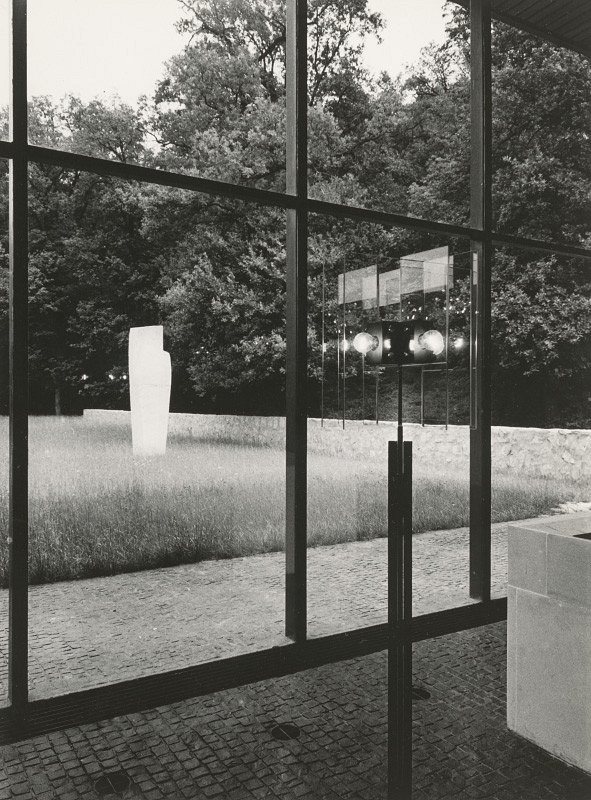 Ferdinand Milučký – Krematórium a urnový háj v Bratislave. Smútočná sieň, pohľad von. 