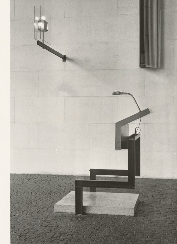 Ferdinand Milučký – Krematórium a urnový háj v Bratislave. Smútočná sieň. Detail rečníckeho pultu. 