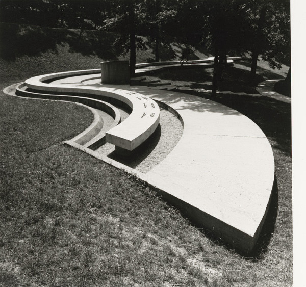 Ferdinand Milučký – Krematórium a urnový háj v Bratislave. Kolumbárium, detail. 