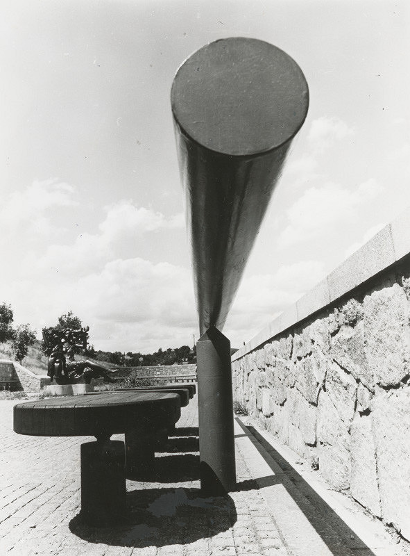 Ferdinand Milučký – Hradný vrch v Bratislave. Detail zábradlia na východnej strane. 