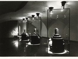 Ferdinand Milučký, Peter Bouda, Ivan Masár, Askold Žáčko – Klenotnica na Bratislavskom hrade. Vitríny na spodnom podlaží. 