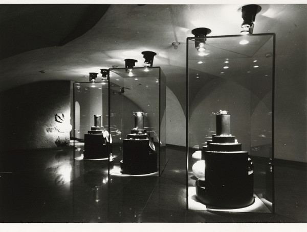 Ferdinand Milučký, Peter Bouda, Ivan Masár, Askold Žáčko – Klenotnica na Bratislavskom hrade. Vitríny na spodnom podlaží. 