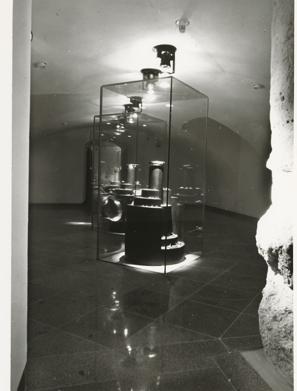 Ferdinand Milučký, Peter Bouda, Ivan Masár, Askold Žáčko – Klenotnica na Bratislavskom hrade. Vitríny na spodnom podlaží. 