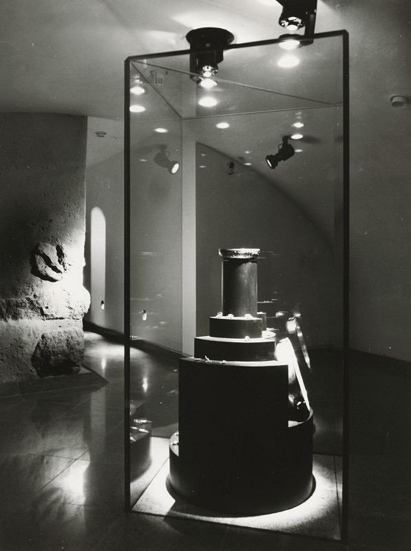 Ferdinand Milučký, Peter Bouda, Ivan Masár, Askold Žáčko – Klenotnica na Bratislavskom hrade. Vitríny na spodnom podlaží. 