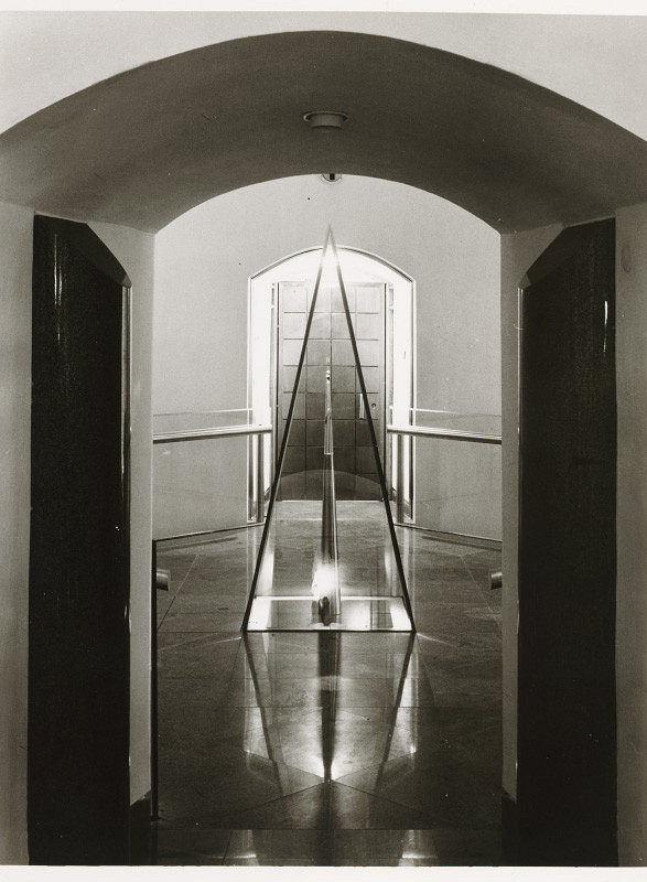 Ferdinand Milučký, Peter Bouda, Ivan Masár, Askold Žáčko – Klenotnica na Bratislavskom hrade. Sklenený ihlan. 