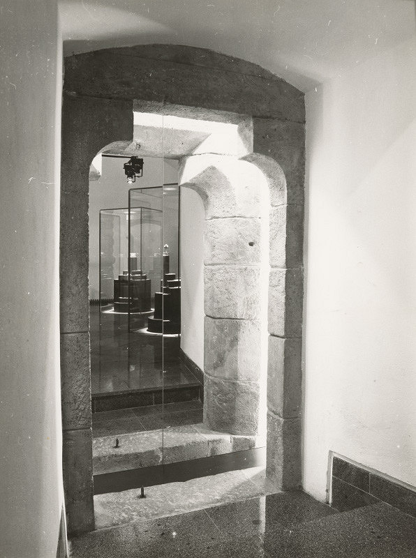 Ferdinand Milučký, Peter Bouda, Ivan Masár, Askold Žáčko – Klenotnica na Bratislavskom hrade. Kamenný portál. 