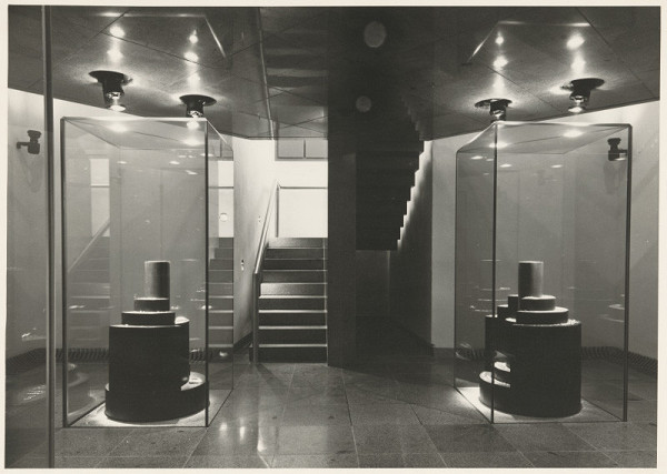 Ferdinand Milučký, Peter Bouda, Ivan Masár, Askold Žáčko – Klenotnica na Bratislavskom hrade. Pohľad na schodisko. 