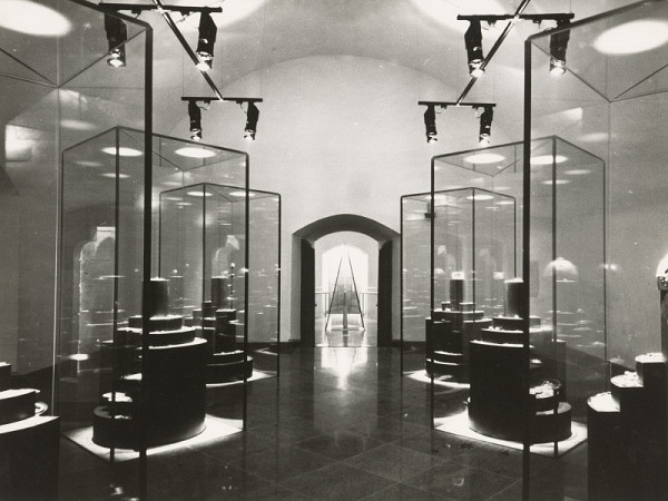 Ferdinand Milučký, Peter Bouda, Ivan Masár, Askold Žáčko – Klenotnica na Bratislavskom hrade. Priehľad na sklenený ihlan. 