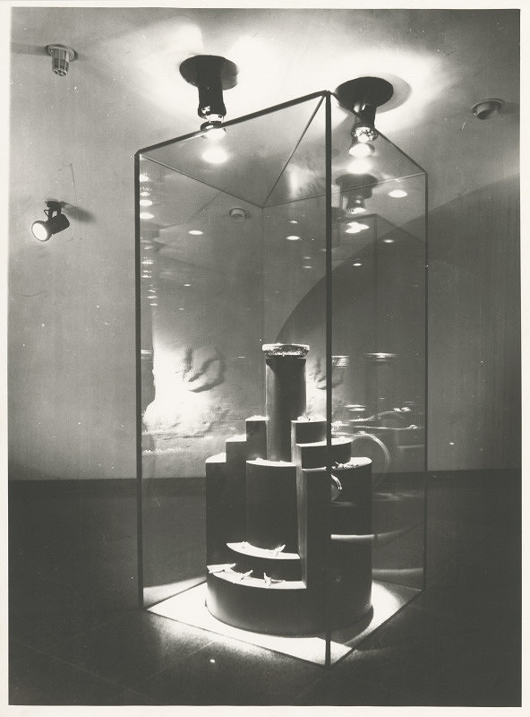 Ferdinand Milučký, Peter Bouda, Ivan Masár, Askold Žáčko – Klenotnica na Bratislavskom hrade. Vitríny na spodnom podlaží. 