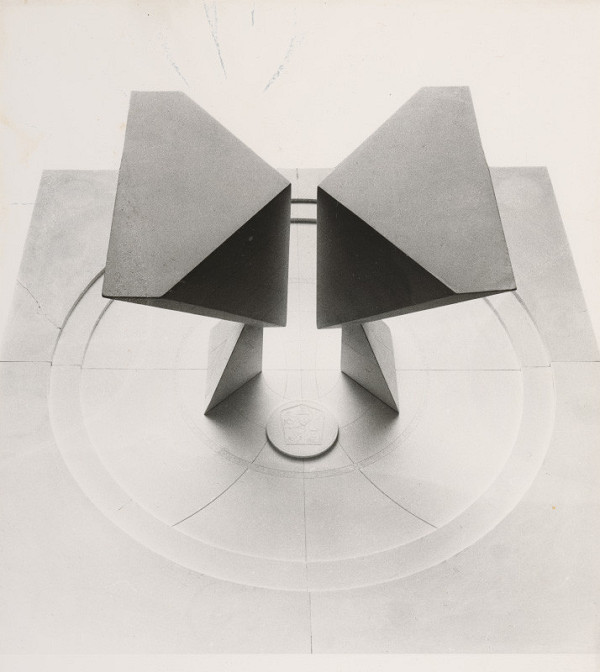 Ferdinand Milučký, Neznámy autor – Pamätník SNP v Bratislave. Sádrový model geometrickej plastiky. 