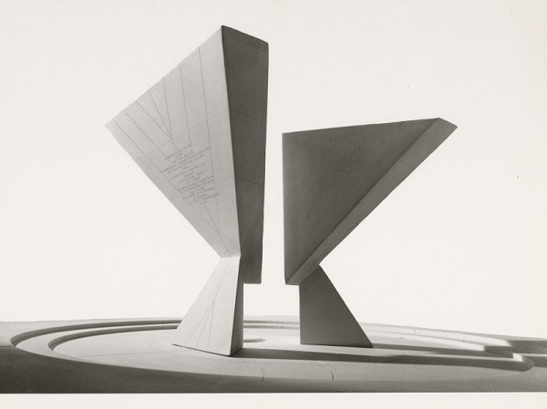 Ferdinand Milučký, Neznámy autor – Pamätník SNP v Bratislave. Sádrový model geometrickej plastiky. 