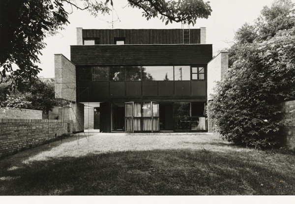 Ferdinand Milučký, Júlia Kunovská – Vlastný rodinný dom v Bratislave. Čelný pohľad. 