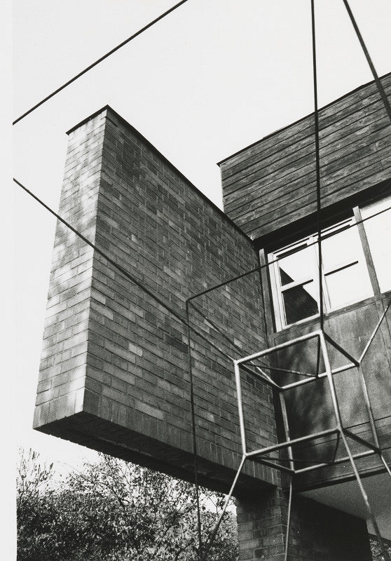 Ferdinand Milučký, Júlia Kunovská – Vlastný rodinný dom v Bratislave. Detail nárožia s plastikou. 