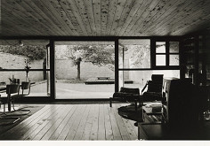 Ferdinand Milučký, Júlia Kunovská – Vlastný rodinný dom v Bratislave. Interiér s pohľadom do zadnej záhrady. 