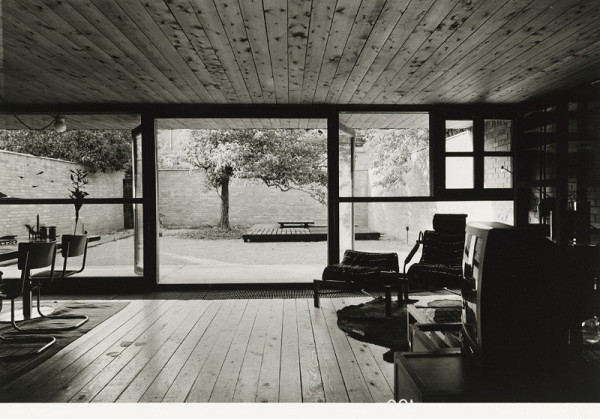 Ferdinand Milučký, Júlia Kunovská – Vlastný rodinný dom v Bratislave. Interiér s pohľadom do zadnej záhrady. 