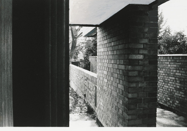 Ferdinand Milučký, Júlia Kunovská – Vlastný rodinný dom v Bratislave. Pohľad na vstupnú bránku.