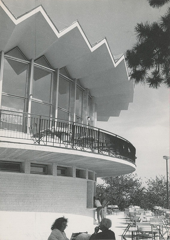 Ján Svetlík – Reštaurácia pod Slavínom v Bratislave. Terasa. 