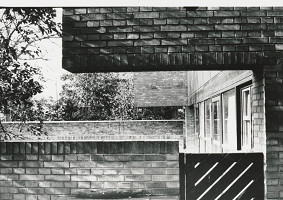 Ferdinand Milučký, Júlia Kunovská – Vlastný rodinný dom v Bratislave. Detail nárožia. 