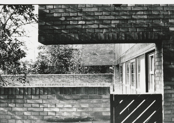 Ferdinand Milučký, Júlia Kunovská – Vlastný rodinný dom v Bratislave. Detail nárožia. 