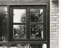 Ferdinand Milučký, Júlia Kunovská – Vlastný rodinný dom v Bratislave. Detail okna na čelnej stene. 