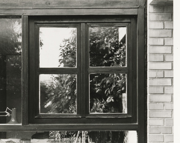 Ferdinand Milučký, Júlia Kunovská – Vlastný rodinný dom v Bratislave. Detail okna na čelnej stene. 