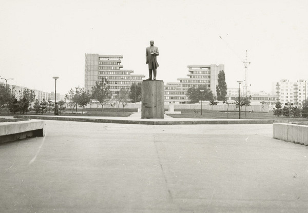 Ferdinand Milučký, Vojtech Remeň – Pomník Karola Šmidkeho v Bratislave. Celkový pohľad. 