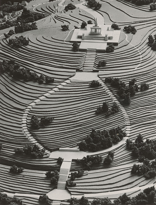 Ján Svetlík – Návrh pamätníka SNP na Bánoši v Banskej Bystrici. Model z vtáčej perspektívy. 