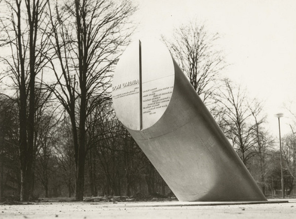 Ferdinand Milučký – Dom umenia v Piešťanoch. Plastické označenie budovy. 