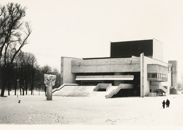 Ferdinand Milučký – Dom umenia v Piešťanoch. Pohľad na priečelie. 