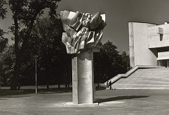 Ferdinand Milučký, Emil Venkov – Dom umenia v Piešťanoch. Priečelie a socha Óda na radosť. 