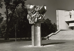 Ferdinand Milučký, Emil Venkov – Dom umenia v Piešťanoch. Priečelie a socha Óda na radosť. 