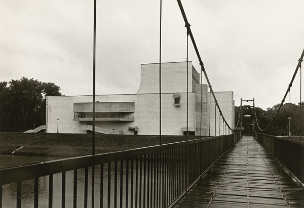 Ferdinand Milučký – Dom umenia v Piešťanoch. Pohľad z lávky ponad Váh. 