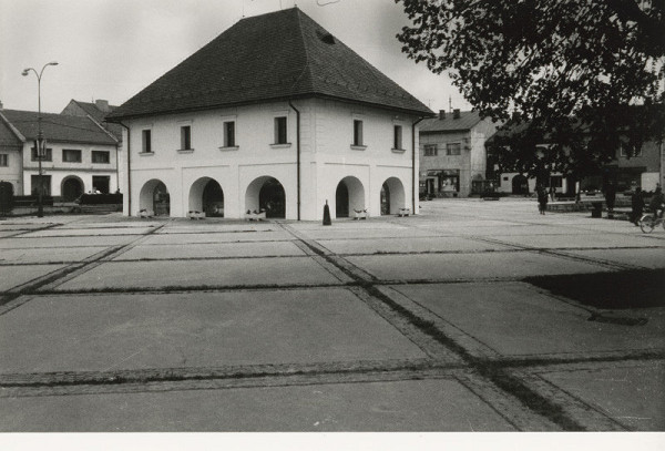 Ferdinand Milučký – Expozícia dejiny Rajca. Budova radnice, čelný pohľad. 