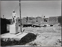 Ladislav Beisetzer, Ladislav Šichman, Neznámy autor – Pomník štrajku drevorubačov na Pohroní v Polomke. Pohľad na pomník počas realizície 