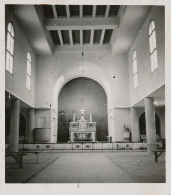 Milan Michal Harminc – Rímsko-katolícky kostol v Bolešove. Pohľad smerom k oltáru 