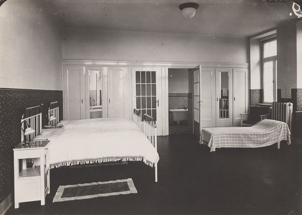 Milan Michal Harminc – Sanatórium Dr. Szontágha v Novom Smokovci. Interiér dvojposteľovej izby s kúpeľňou.