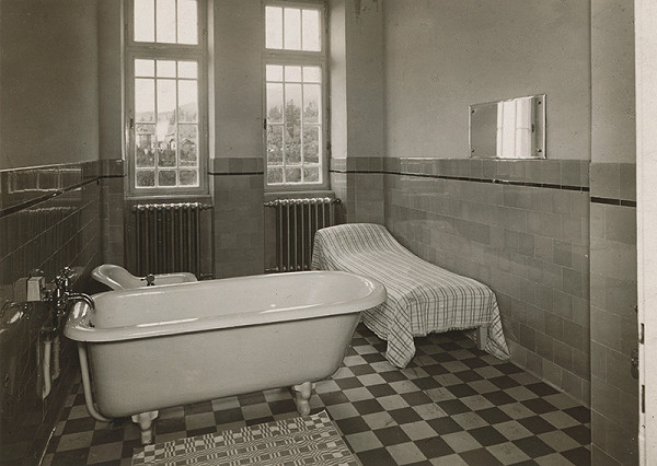 Milan Michal Harminc – Sanatórium Dr. Szontágha v Novom Smokovci. Interiér kúpeľne s pohovkou. 