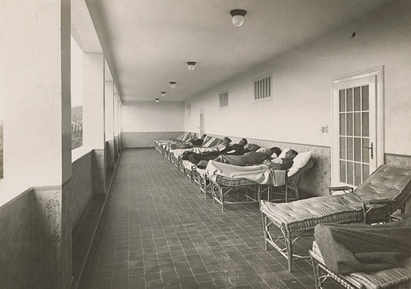 Milan Michal Harminc – Sanatórium Dr. Szontágha v Novom Smokovci. Loggia s lehátkami. 