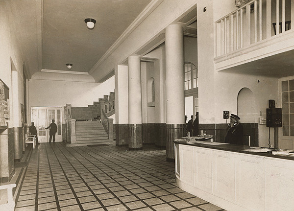 Milan Michal Harminc – Sanatórium Dr. Szontágha v Novom Smokovci. Interiér vestibulu s recepciou.  